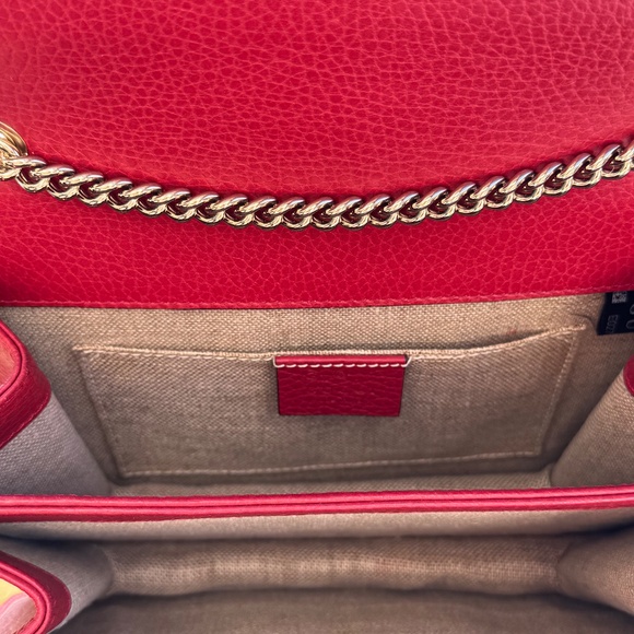 Gucci Interlocking G Shoulder Bag – Red Pebbled Leather - Picture 3 of 7